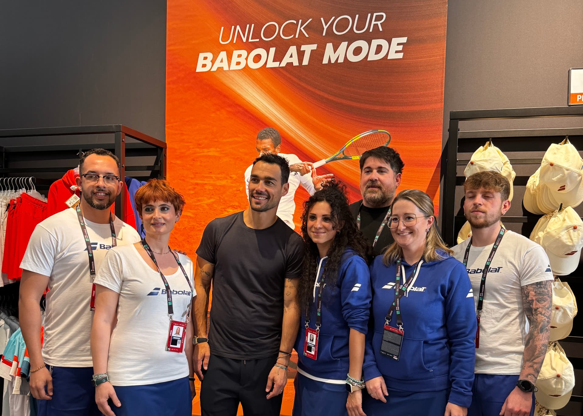 Un tenista profesional con el equipo Babolat en la tienda de un torneo