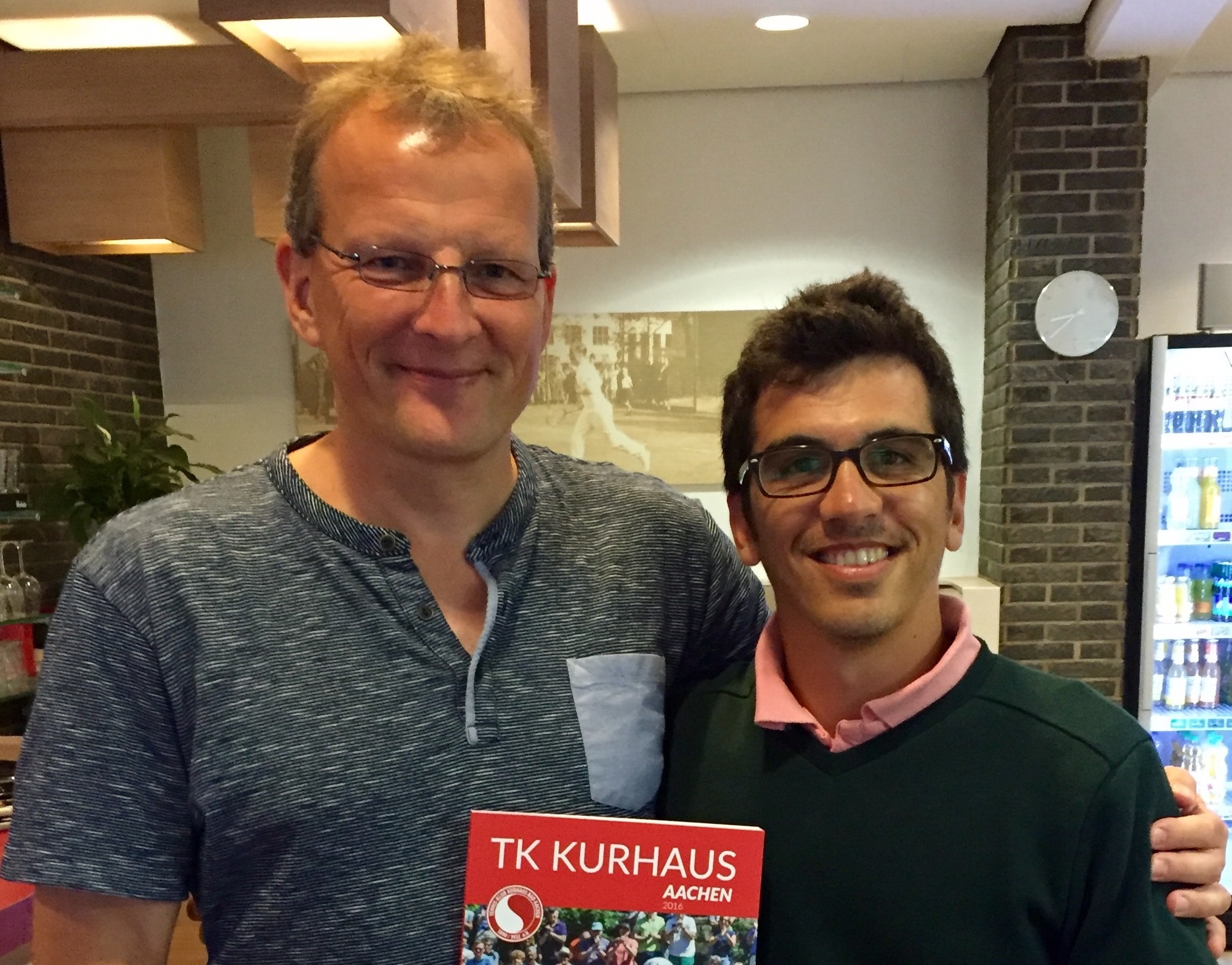 Luciano Perticarolli en el TK Kurhaus Aachen con el anuario de la Bundesliga del club