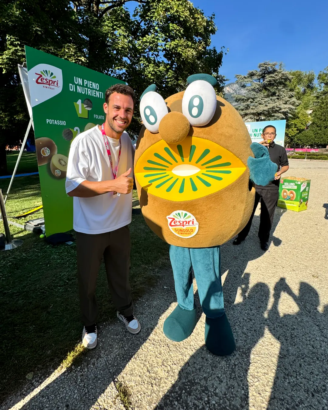 Luciano Perticarolli con la mascota de Zespri en una activación de marca deportiva