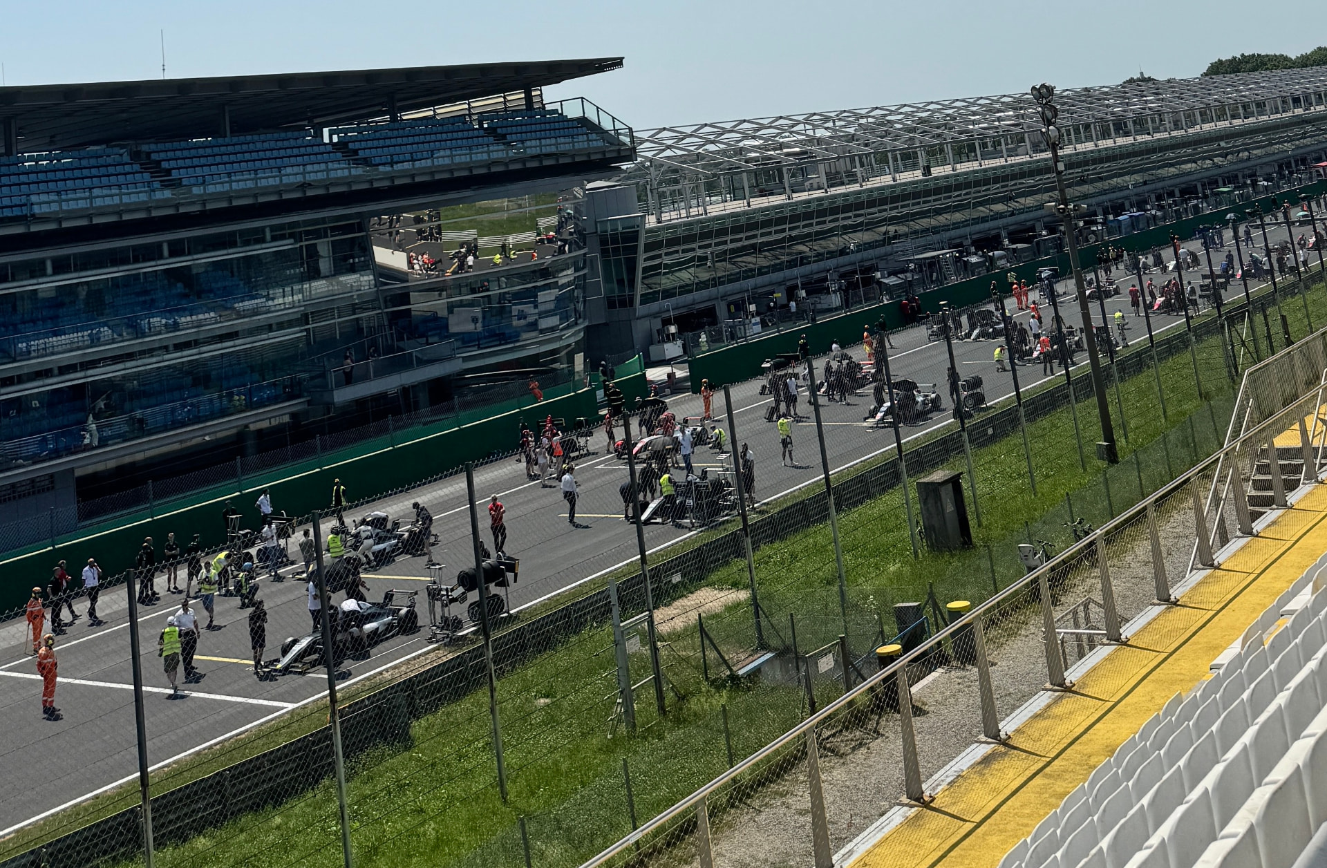 Coches y equipos en la parrilla de salida de Monza