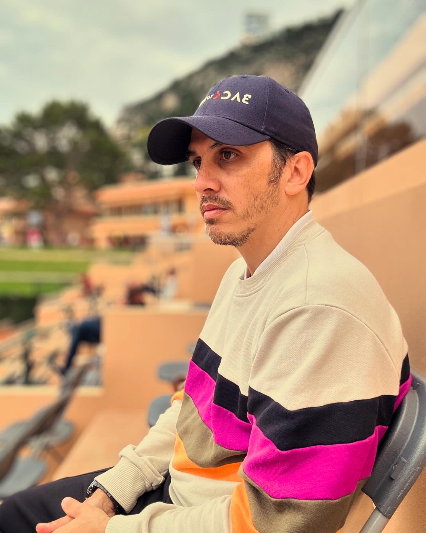 Luciano Perticarolli siguiendo un partido de tenis profesional desde la grada